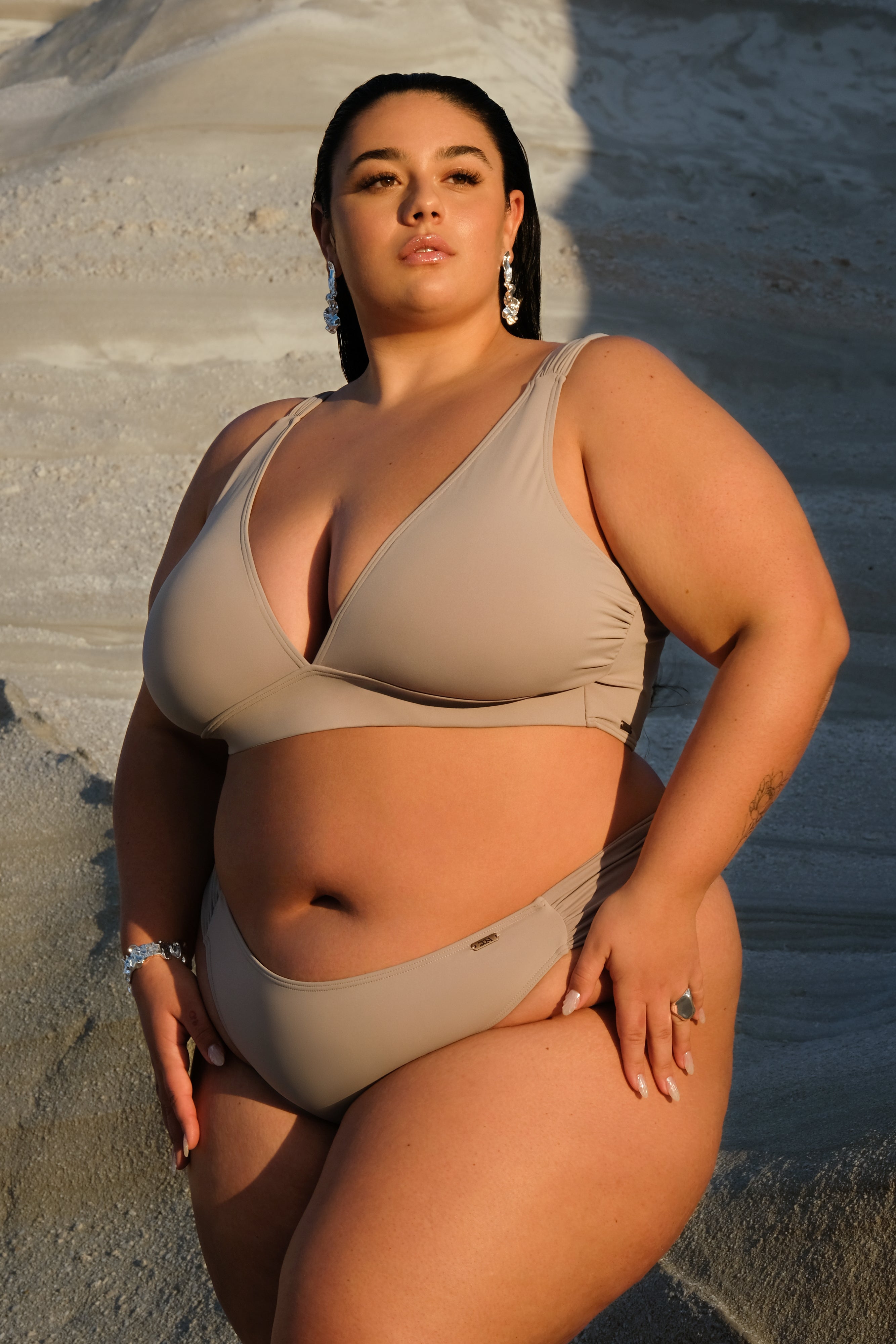 Zoe Flindris trägt den Bikini GAIA ihrer Brand ZOA Swimwear