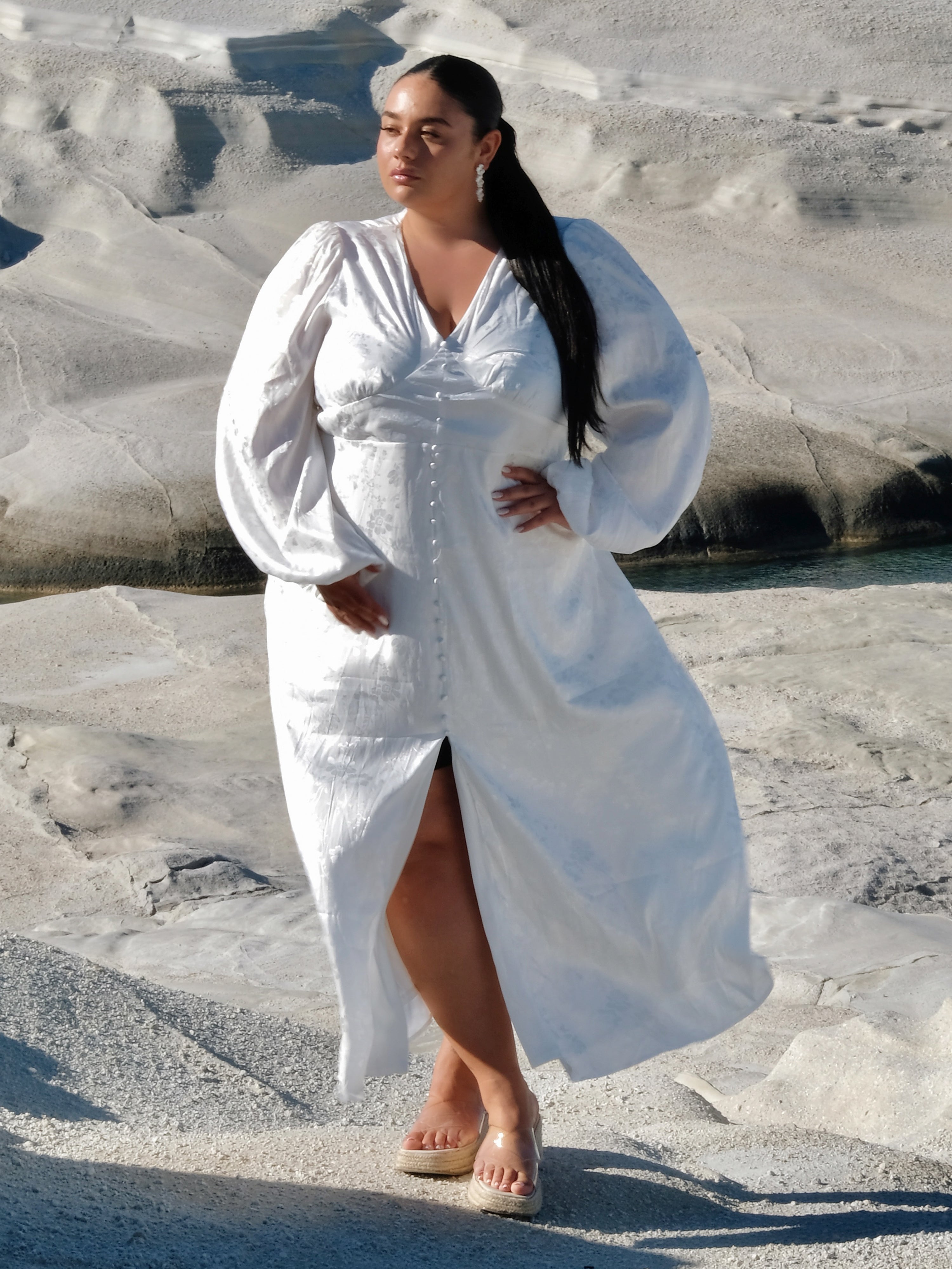 Zoe Flindris ist ehemalige Eiskunstläuferin, Curvy Model, Influencerin und Gründerin der Brand ZOA Swimwear