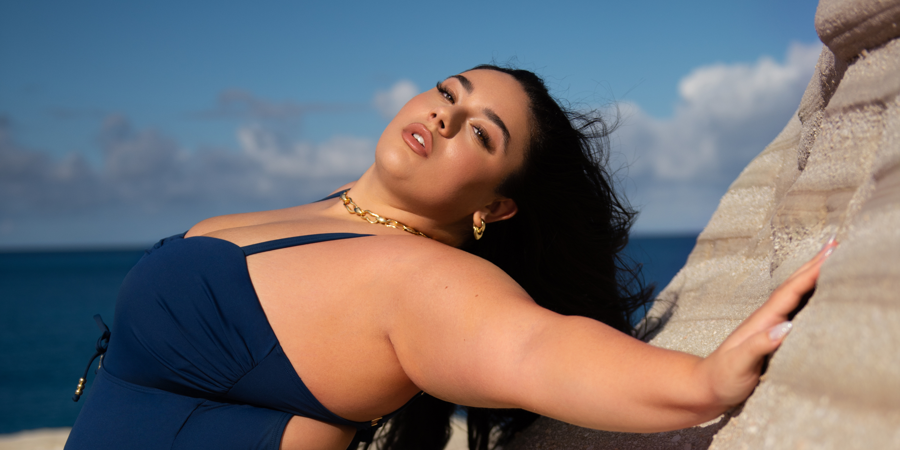 Zoe Flindris trägt von ZOA Swimwear das Modell Thea, das sie selbst entworfen hat.