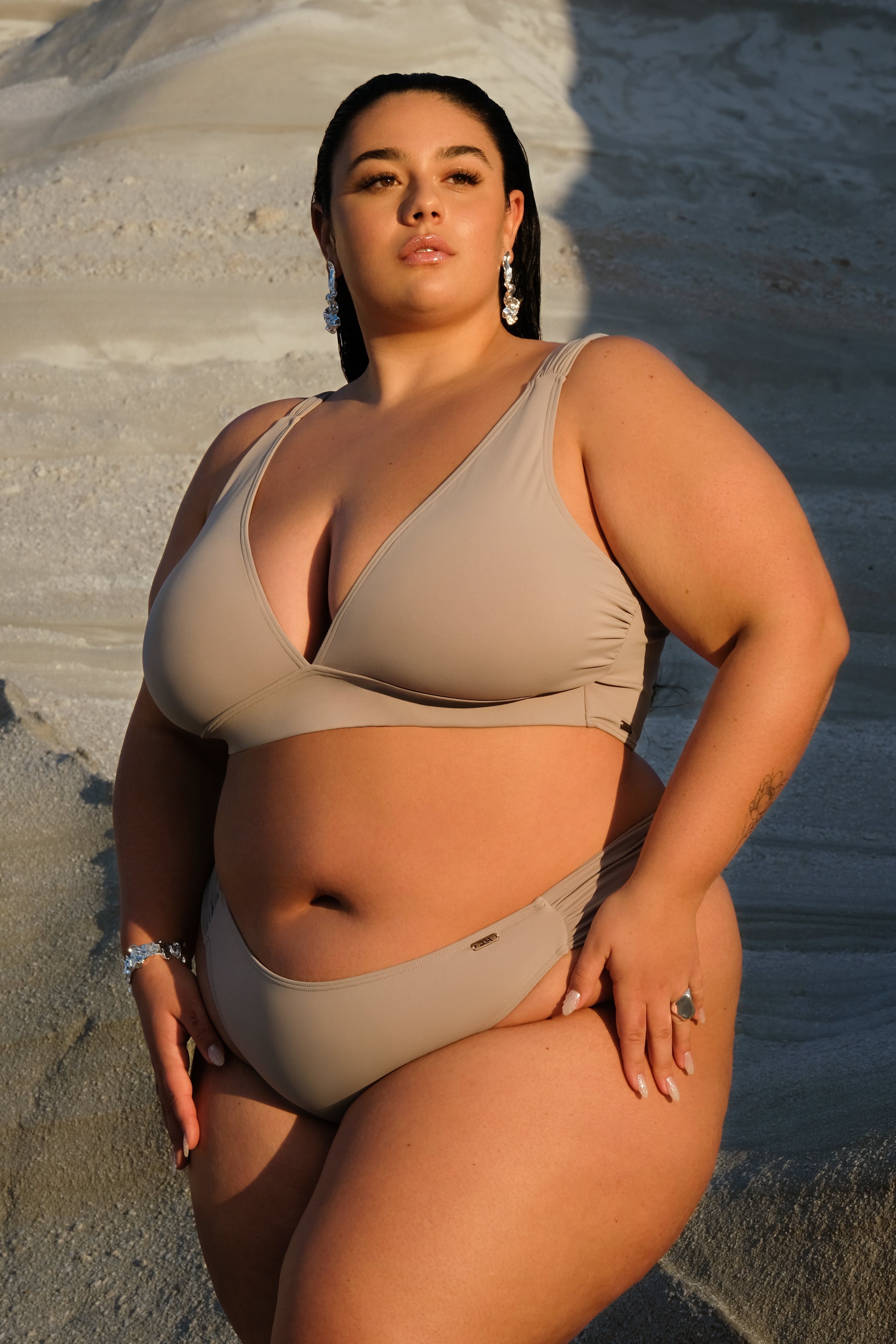 Zoe Flindris trägt den Bikini GAIA ihrer Brand ZOA Swimwear
